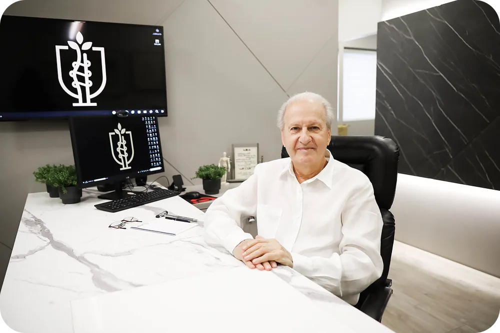 Dr. Paulo Roberto Mussi em seu consultório no Instituto Mussi