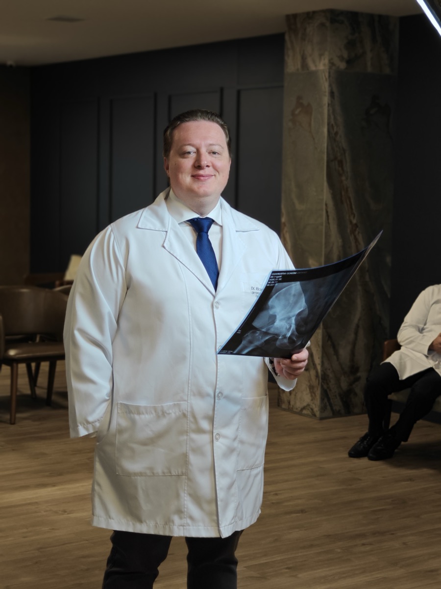 Dr. Ricardo Skroch atendendo