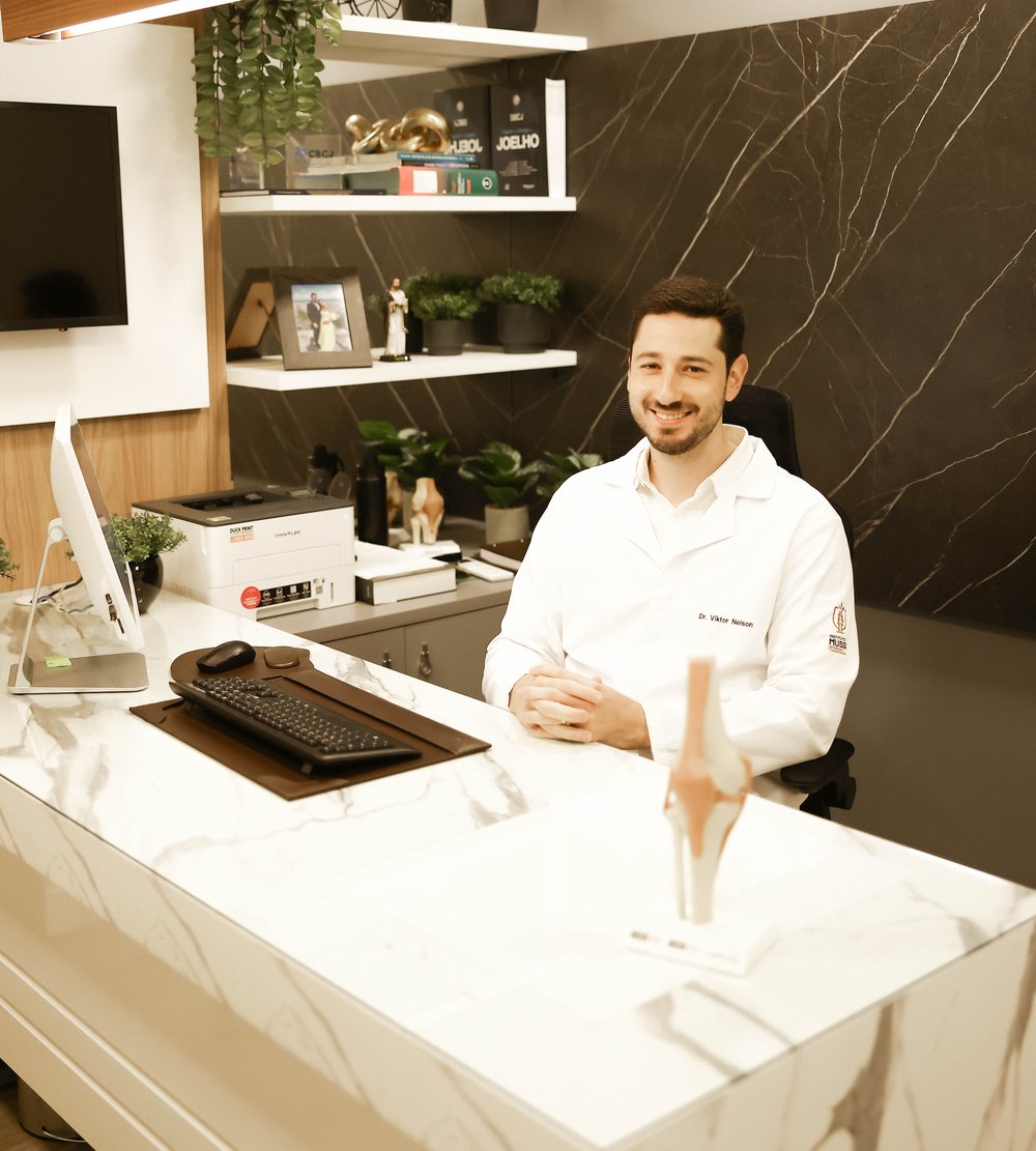 Dr. Viktor Nelson em seu consultório no Instituto Mussi